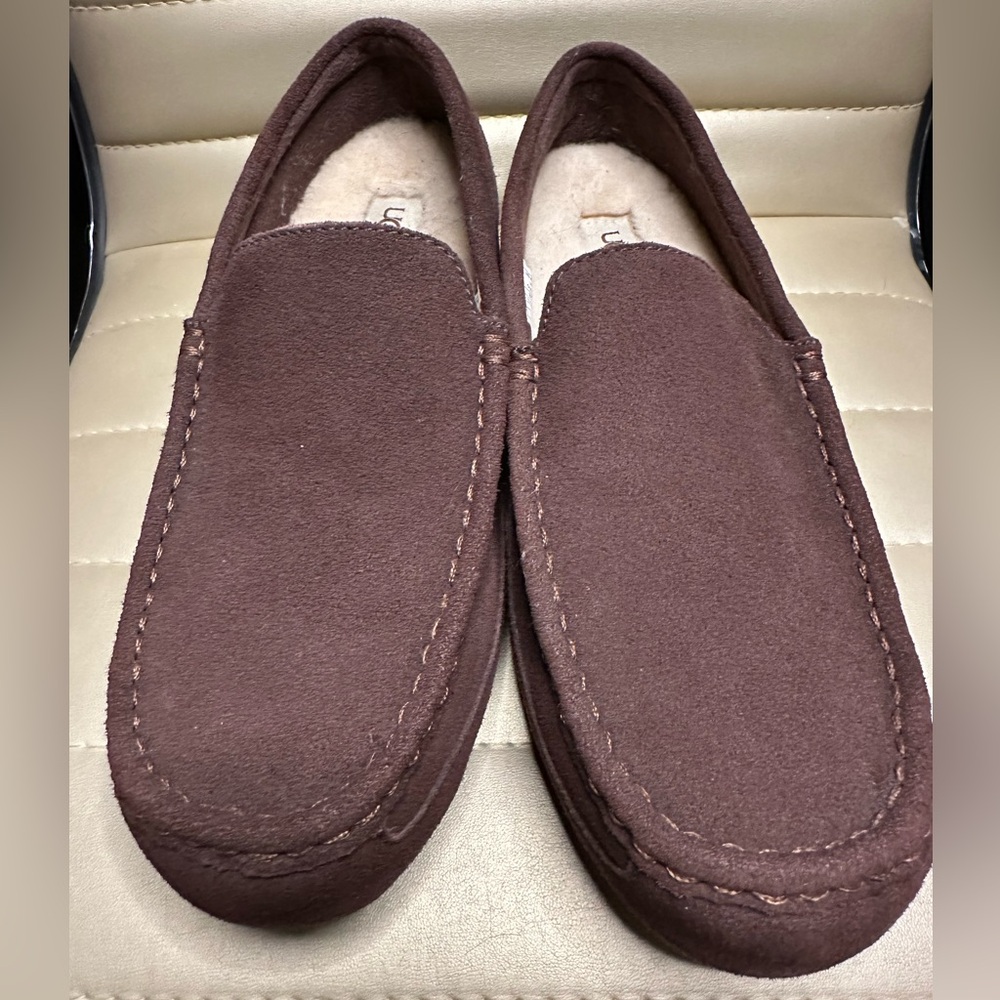 Unused Men’s Ugg Ascot slippers size 10